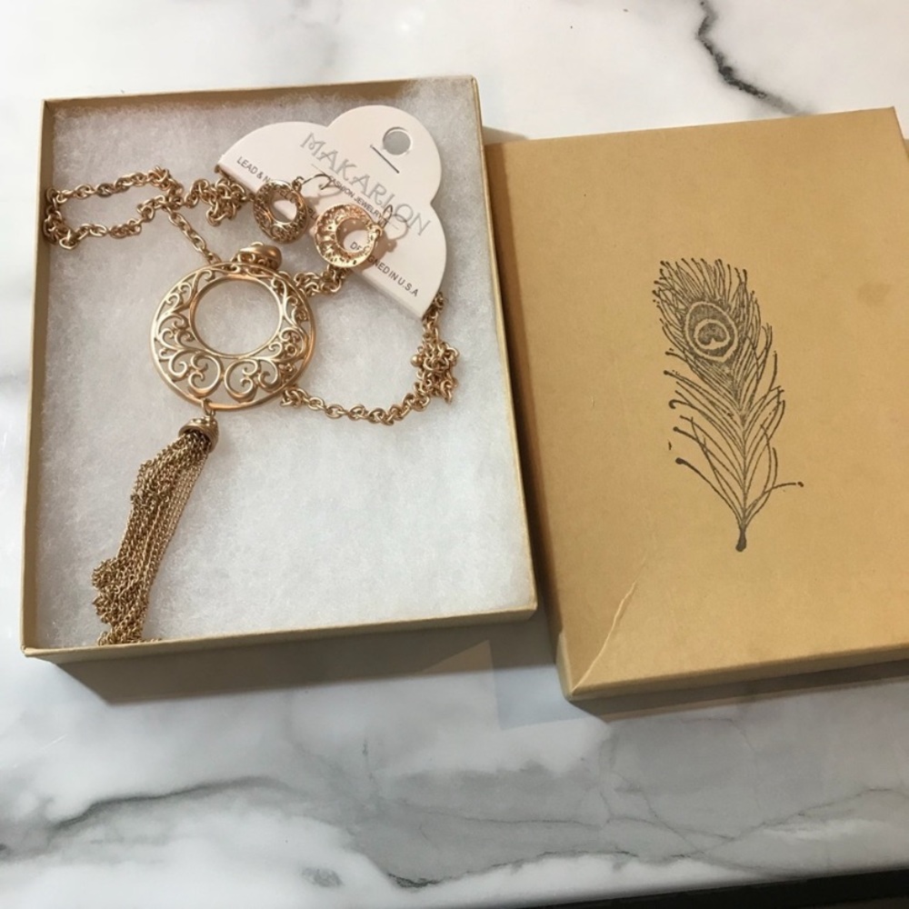 Makarlon Necklace and‎ Earring Set NWT